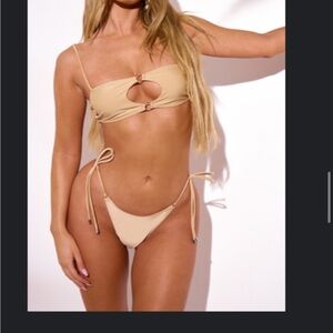 PRETTY LITTLE THING 	
Stone Ring Detail Cut Out Bikini Top